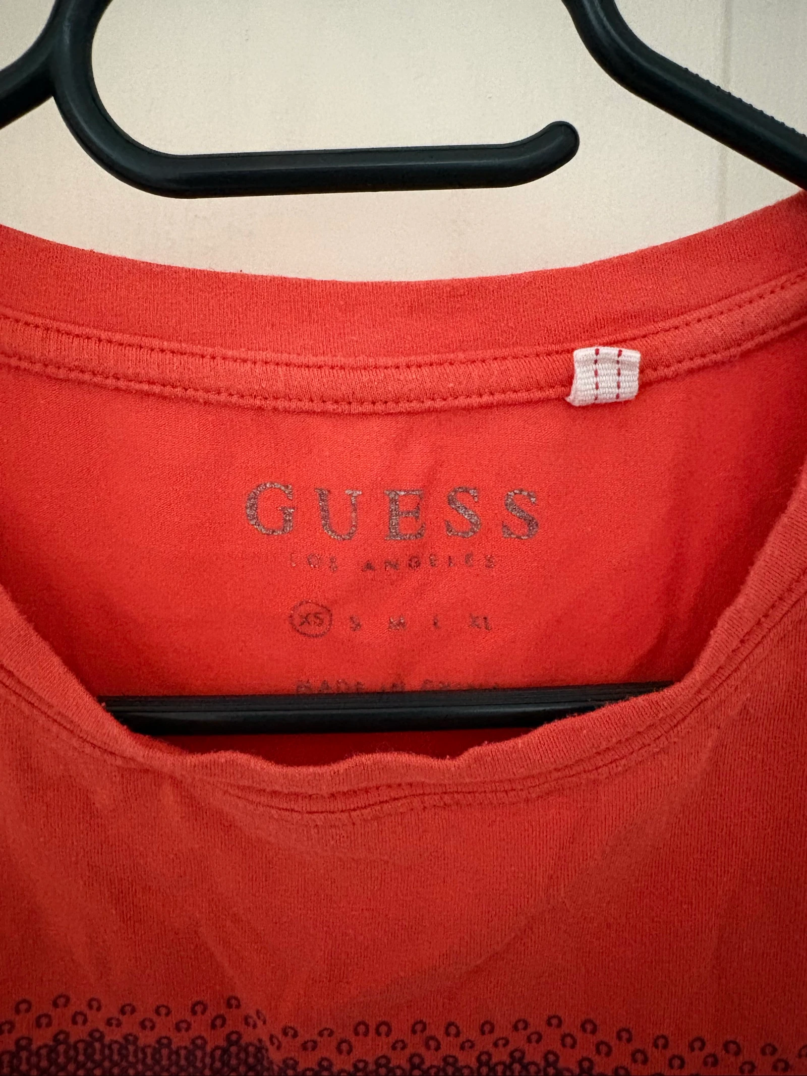 T-shirt Guess rouge avec logo strass - Taille XS – photo 3